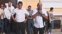 Zvižduci, uvrede, klovnovi